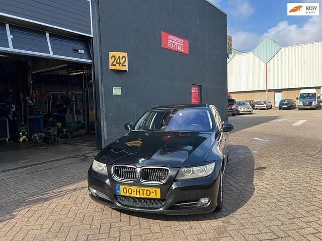 Zwart Gebruikt 2009 BMW 320 Stationwagen | € 6.000 - Afbeelding 1/4