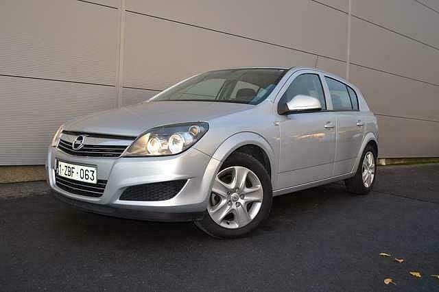 Grijs Occasion 2013 Opel Astra Cosmo Sedan | € 7.800 (Eerlijke prijs) - Afbeelding 1/4