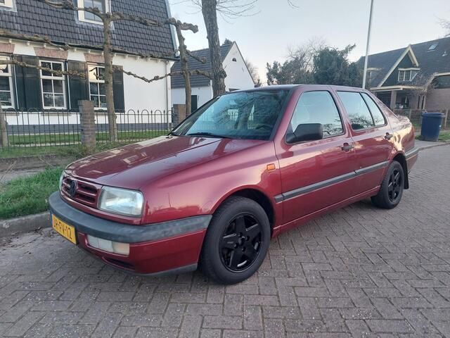 Rood Gebruikt 1994 VW Vento Sedan | € 1.749 - Afbeelding 1/4
