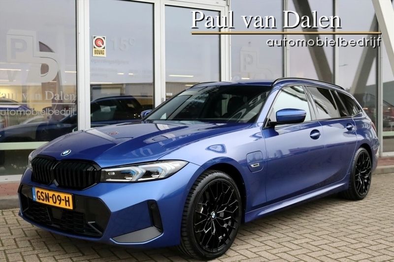 Blauw Gebruikt 2022 BMW 330e M Sport Stationwagen | € 41.815 (Iets duurder) - Afbeelding 1/4