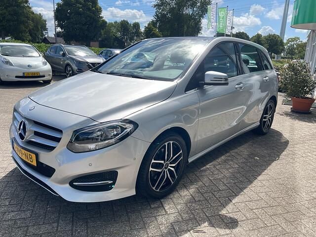 Grijs Gebruikt 2016 Mercedes B180 Ambition MPV | € 15.950 (Eerlijke prijs) - Afbeelding 1/4