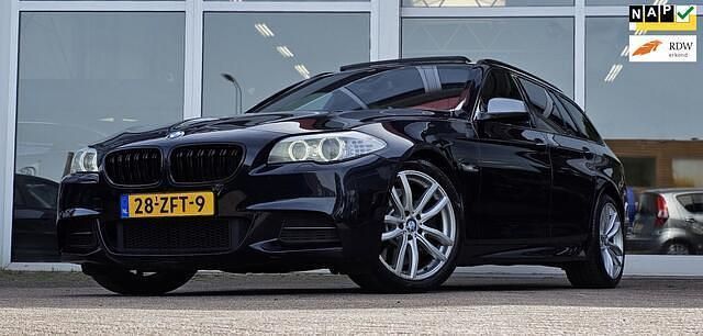 Zwart, metallic lak Gebruikt 2012 BMW M550 Comfort Edition Sedan | € 14.444 (Super prijs) - Afbeelding 1/4