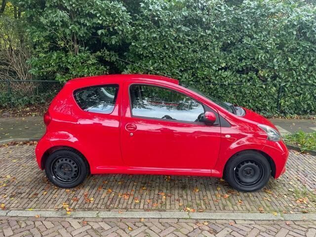 Occasion Toyota Aygo 68 PK (50 kW) 2007 Rood Hatchback