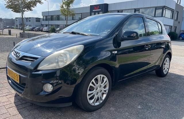 Zwart Gebruikt 2010 Hyundai i20 Hatchback | € 2.249 (Eerlijke prijs) - Afbeelding 1/4