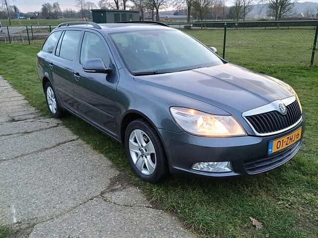 Grijs Occasion 2012 Skoda Octavia Comfort Stationwagen | € 3.150 (Goede deal) - Afbeelding 1/4