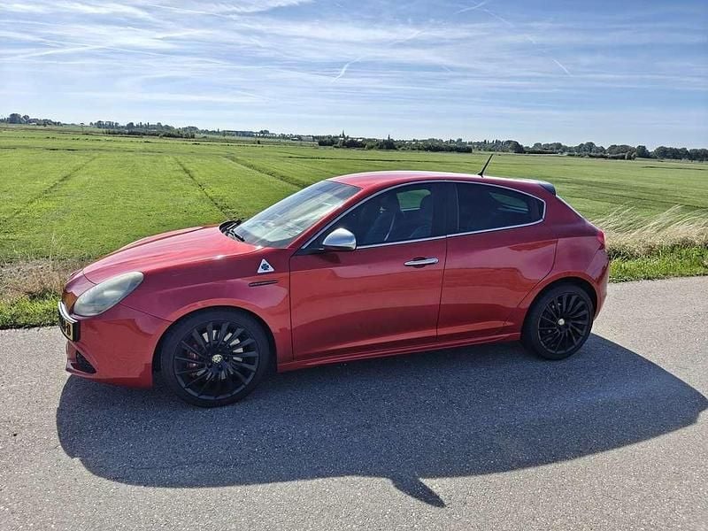Rood Occasion 2010 Alfa Romeo Giulietta Hatchback | € 6.500 (Eerlijke prijs) - Afbeelding 1/4