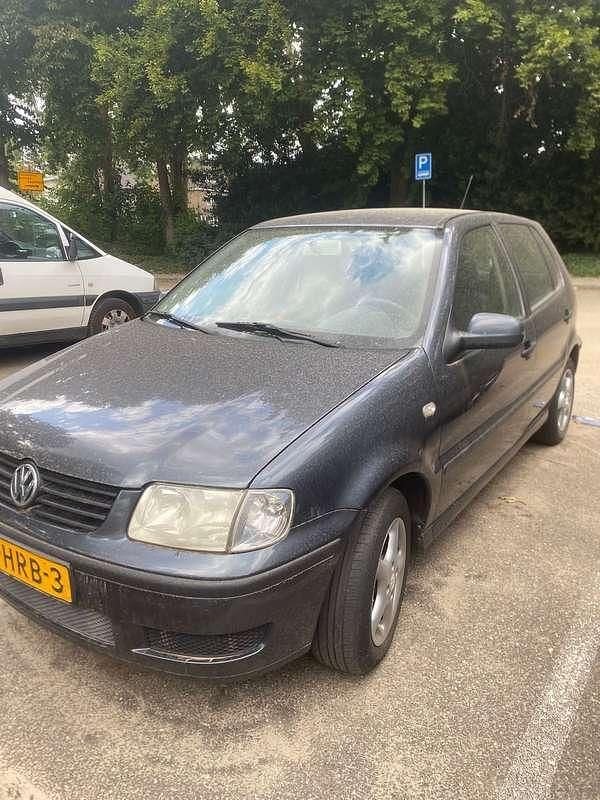 Grijs Gebruikt 2001 VW Polo Comfortline Hatchback | € 700 (Goede deal) - Afbeelding 1/4