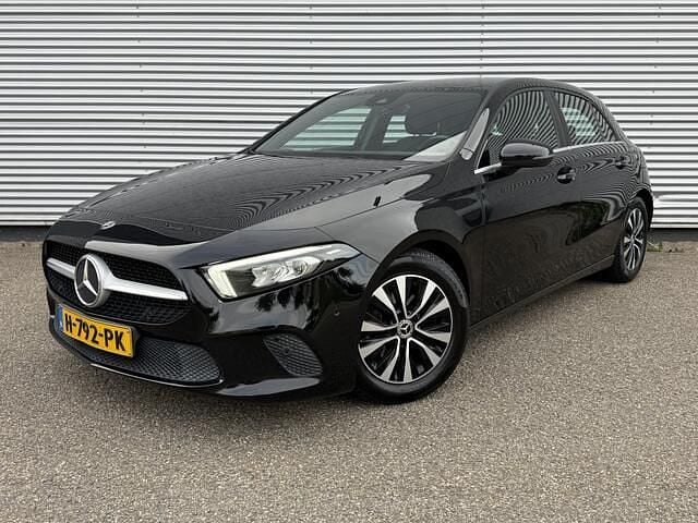 Zwart Gebruikt 2020 Mercedes A180 Hatchback | € 20.245 (Super prijs) - Afbeelding 1/4