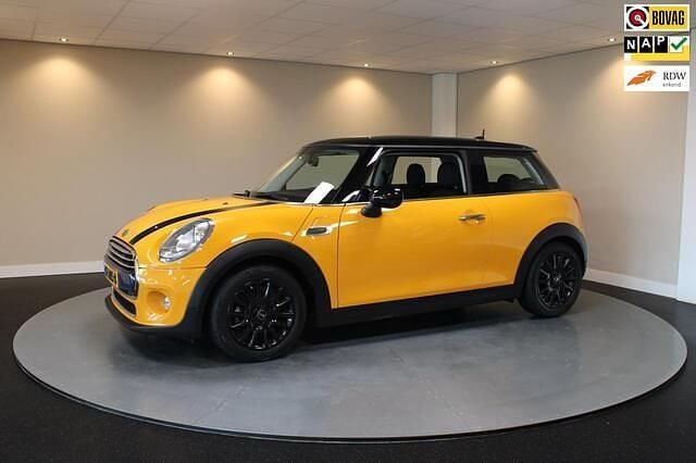 Oranje Gebruikt 2015 Mini Cooper Business Hatchback | € 10.440 (Goede deal) - Afbeelding 1/4
