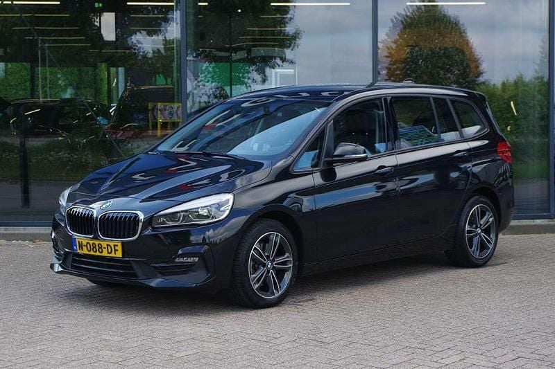 Zwart Gebruikt 2021 BMW 218 Gran Tourer Sport Line MPV | € 22.950 (Goede deal) - Afbeelding 1/4