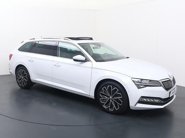 Occasion Skoda Superb LAURIN & KLEMENT 218 PK (160 kW) 2023 Wit (metallic) Stationwagen
