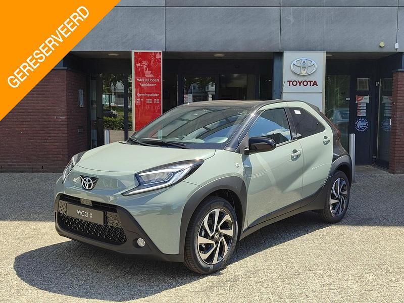 Zwart Nieuw 2025 Toyota Aygo X Pulse SUV | € 24.189 - Afbeelding 1/4