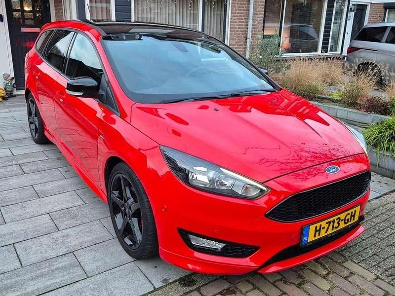 Rood Occasion 2017 Ford Focus ST-Line Stationwagen | € 13.995 (Duur) - Afbeelding 1/4
