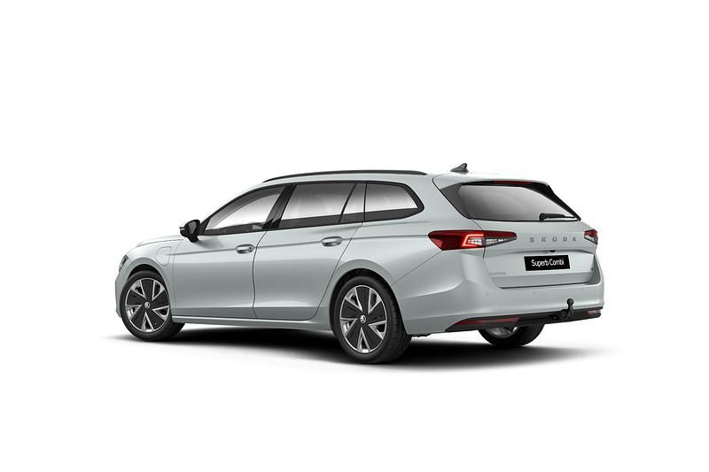 Nieuw Skoda Superb Business Line 2025 Pebble silver Stationwagen