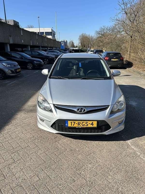 Zilver Gebruikt 2011 Hyundai i30 Classic | € 3.600 (Eerlijke prijs) - Afbeelding 1/4
