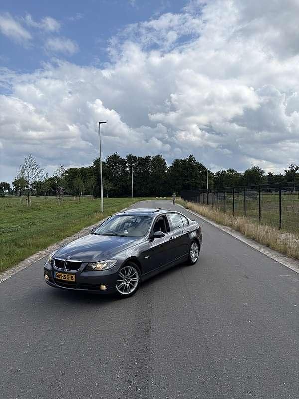 Grijs Gebruikt 2007 BMW 320 Sedan | € 6.250 (Eerlijke prijs) - Afbeelding 1/4