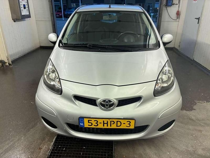 Zilver Gebruikt 2009 Toyota Aygo Comfort Hatchback | € 4.500 (Goede deal) - Afbeelding 1/4