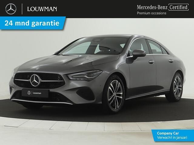 Grijs Occasion 2025 Mercedes CLA180 Edition Sedan | € 38.945 (Eerlijke prijs) - Afbeelding 1/4