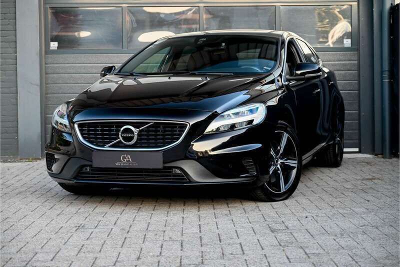 Zwart Gebruikt 2019 Volvo V40 R-Design Stationwagen | € 18.900 (Goede deal) - Afbeelding 1/4