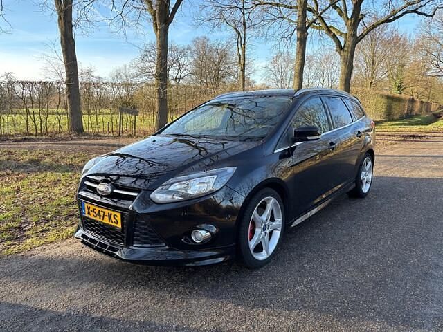 Zwart Occasion 2013 Ford Focus ST-Line Stationwagen | € 6.999 (Eerlijke prijs) - Afbeelding 1/4