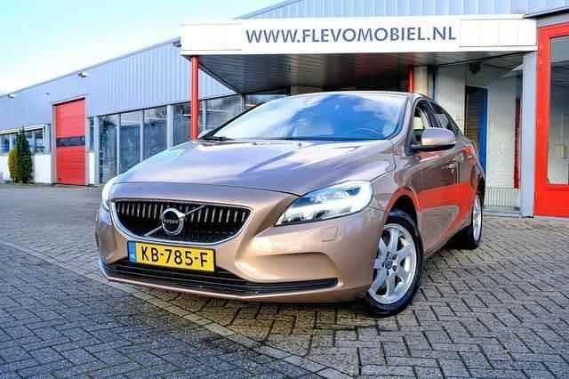 Bruin Occasion 2016 Volvo V40 Momentum Hatchback | € 12.950 (Super prijs) - Afbeelding 1/4