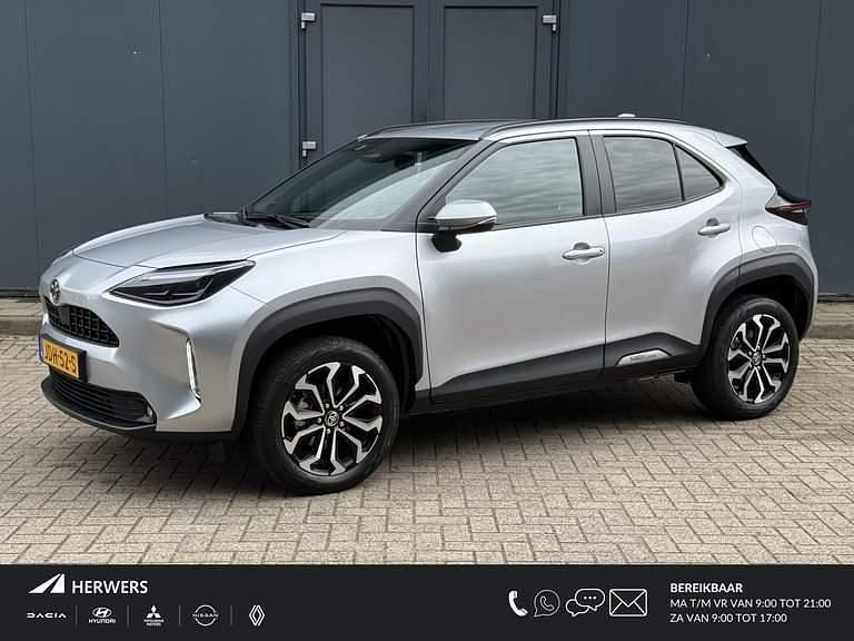 Shimmering silver metallic Gebruikt 2024 Toyota Yaris Hybrid SUV | € 28.485 (Goede deal) - Afbeelding 1/4