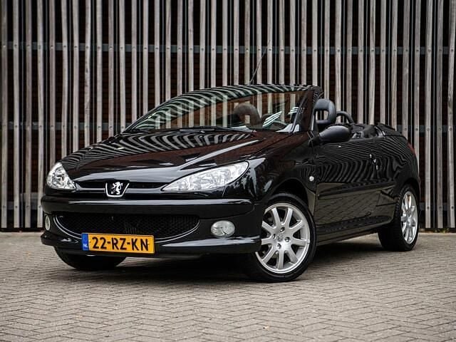 Zwart, metallic lak Gebruikt 2005 Peugeot 206 CC Cabriolet | € 2.195 (Eerlijke prijs) - Afbeelding 1/4