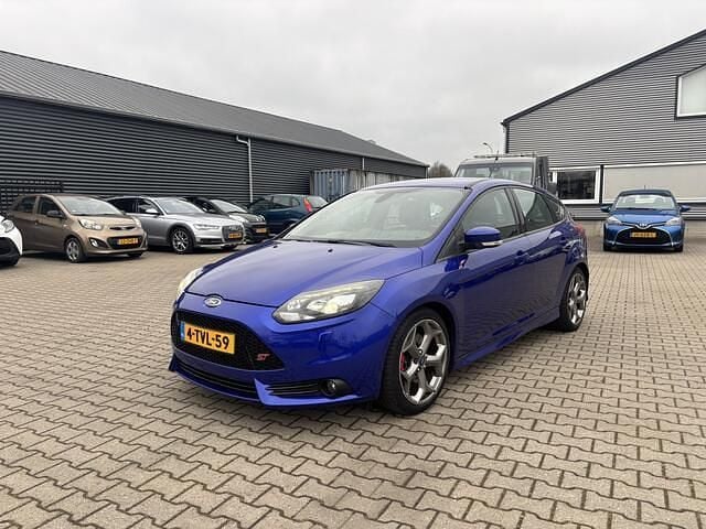 Blauw (metallic) Occasion 2014 Ford Focus ST Hatchback | € 11.950 (Eerlijke prijs) - Afbeelding 1/4