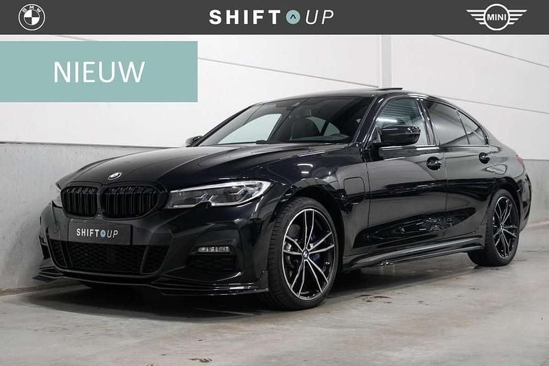 Zwart, metallic lak Gebruikt 2021 BMW 330e M Sport Sedan | € 39.940 (Iets duurder) - Afbeelding 1/3