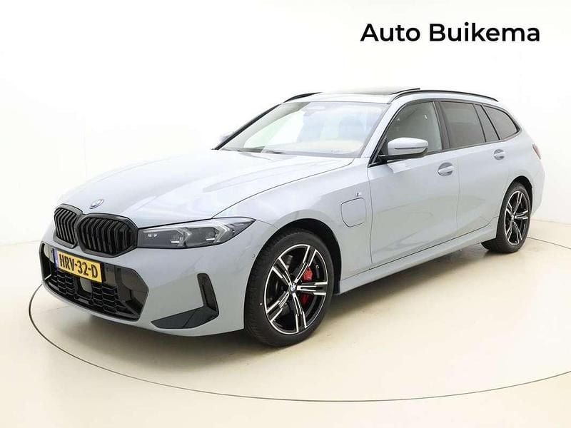 Grijs Gebruikt 2024 BMW 330e M Sport Stationwagen | € 63.500 - Afbeelding 1/4