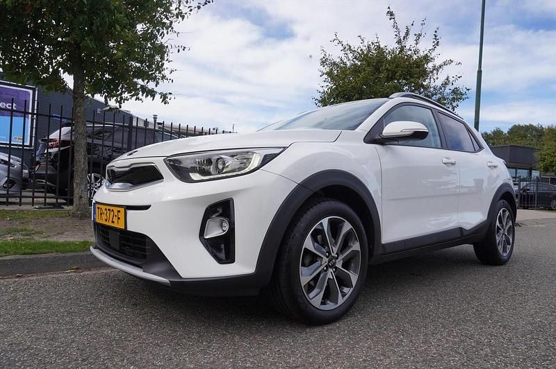 Wit Occasion 2018 Kia Stonic SUV | € 12.945 (Goede deal) - Afbeelding 1/4