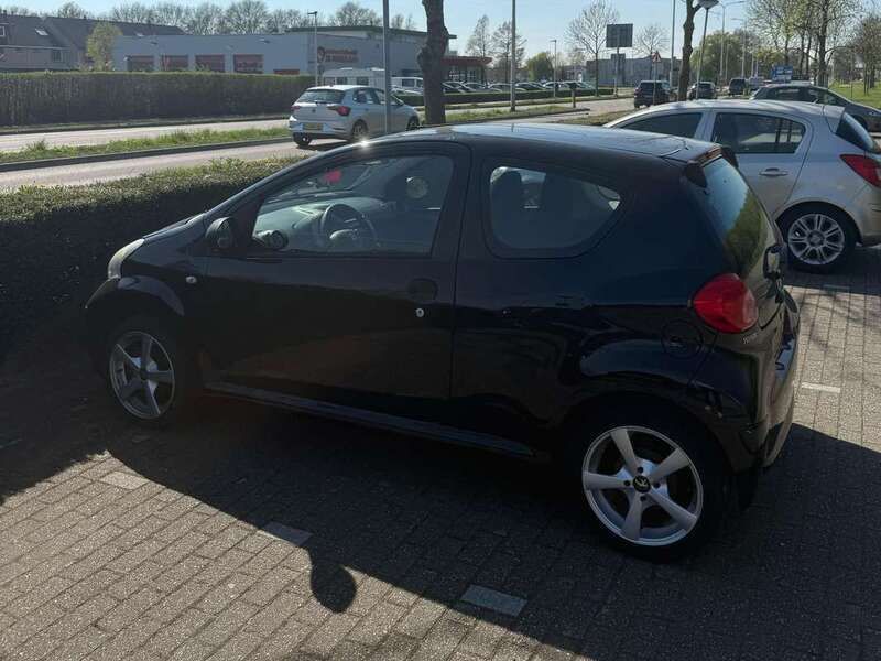 Zwart Gebruikt 2008 Toyota Aygo Hatchback | € 2.000 (Eerlijke prijs) - Afbeelding 1/4