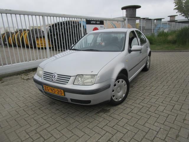 Grijs Gebruikt 1999 VW Bora Trendline Sedan | € 750 (Iets duurder) - Afbeelding 1/4