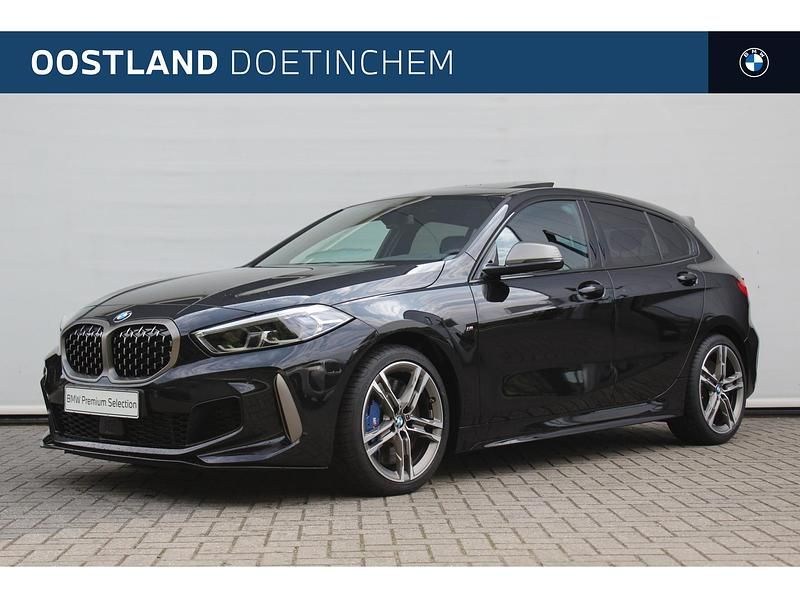 Zwart Gebruikt 2023 BMW M135 Comfort Edition Hatchback | € 49.945 (Duur) - Afbeelding 1/4
