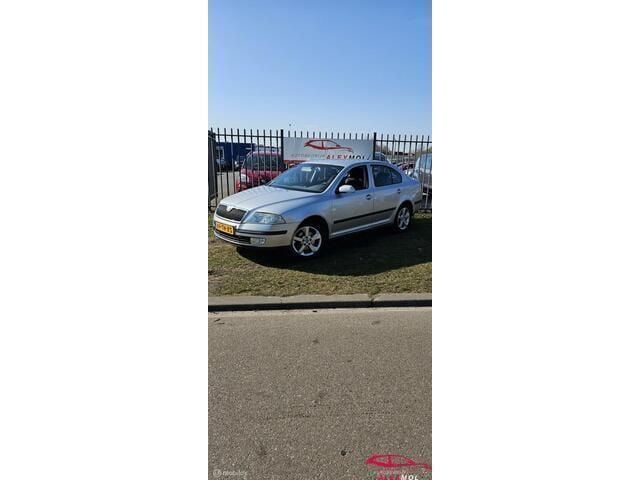 Grijs Gebruikt 2006 Skoda Octavia Elegance Hatchback | € 1.999 (Goede deal) - Afbeelding 1/4