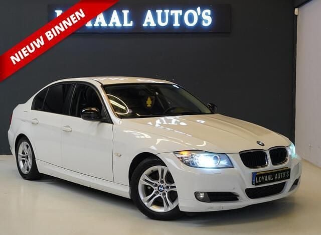 Wit Gebruikt 2010 BMW 320 Sedan | € 7.999 (Eerlijke prijs) - Afbeelding 1/4