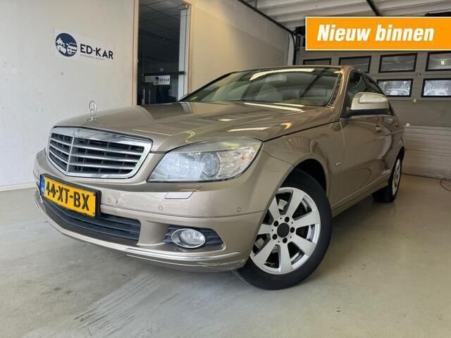 Beige, metallic lak Gebruikt 2007 Mercedes C200 Elegance Sedan | € 5.995 (Eerlijke prijs) - Afbeelding 1/4