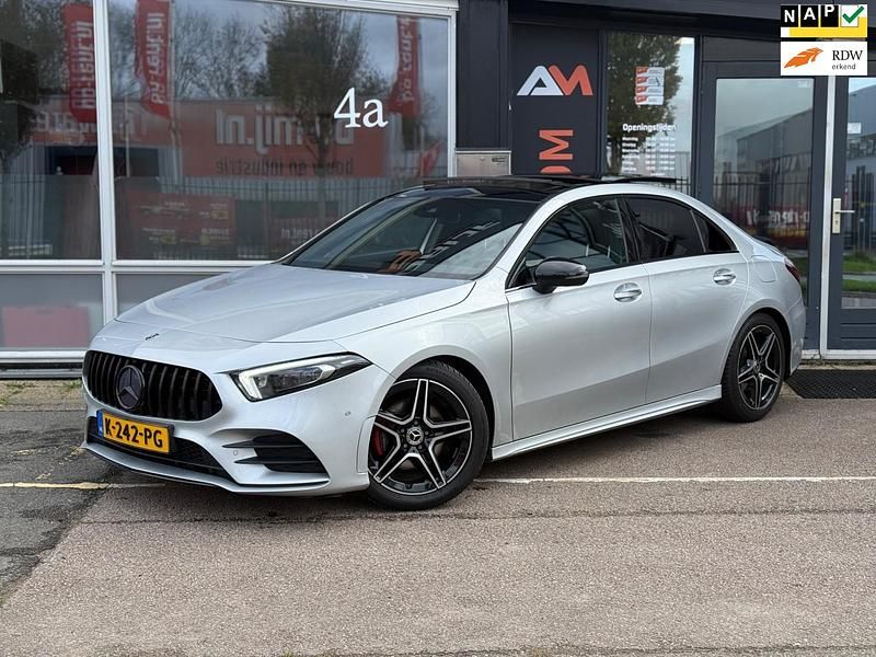 Grijs Gebruikt 2019 Mercedes A200 Premium Sedan | € 24.950 (Iets duurder) - Afbeelding 1/4