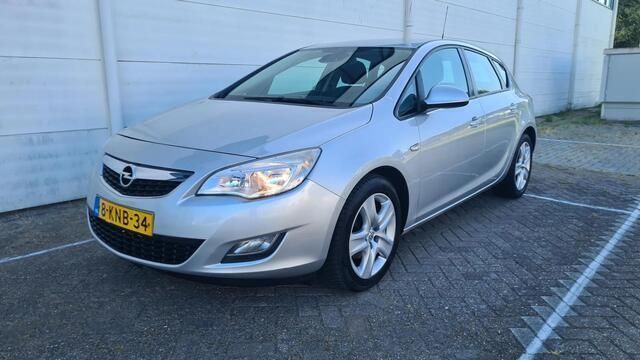 Grijs Gebruikt 2011 Opel Astra Cosmo Hatchback | € 2.950 (Iets duurder) - Afbeelding 1/4