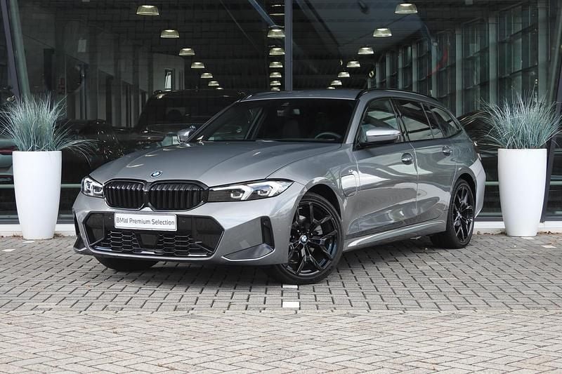 Grijs Gebruikt 2025 BMW 330 Executive Stationwagen | € 52.850 - Afbeelding 1/4