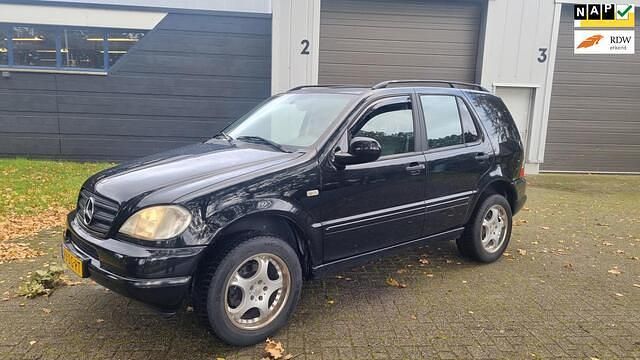 Zwart Gebruikt 1999 Mercedes ML320 SUV | € 2.450 (Super prijs) - Afbeelding 1/4