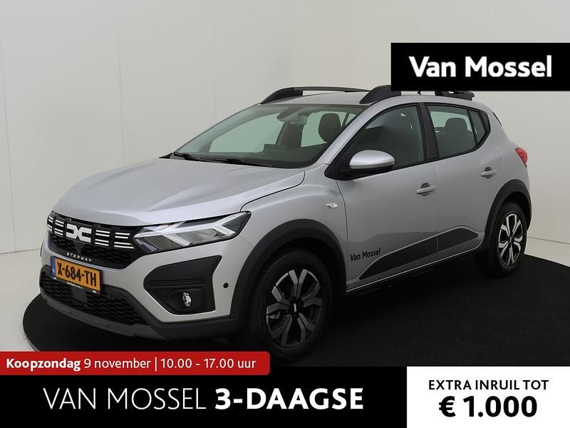 Grijs Gebruikt 2024 Dacia Sandero Essentiel Hatchback | € 17.930 (Eerlijke prijs) - Afbeelding 1/4