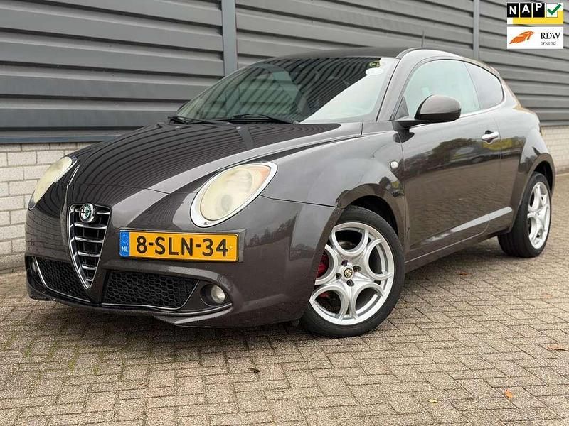 Grijs (metallic) Gebruikt 2013 Alfa Romeo MiTo Distinctive Hatchback | € 1.999 (Eerlijke prijs) - Afbeelding 1/4