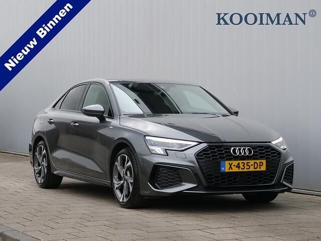 Grijs Gebruikt 2023 Audi A3 Comfort Sedan | € 29.950 (Eerlijke prijs) - Afbeelding 1/4