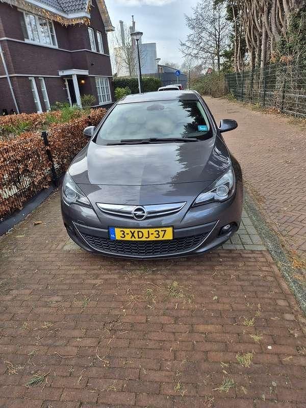 Grijs Occasion 2014 Opel Astra Sport Hatchback | € 7.500 (Eerlijke prijs) - Afbeelding 1/4