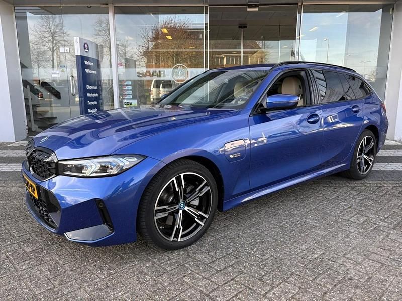 Blauw Gebruikt 2023 BMW 330e Stationwagen | € 43.950 (Eerlijke prijs) - Afbeelding 1/4