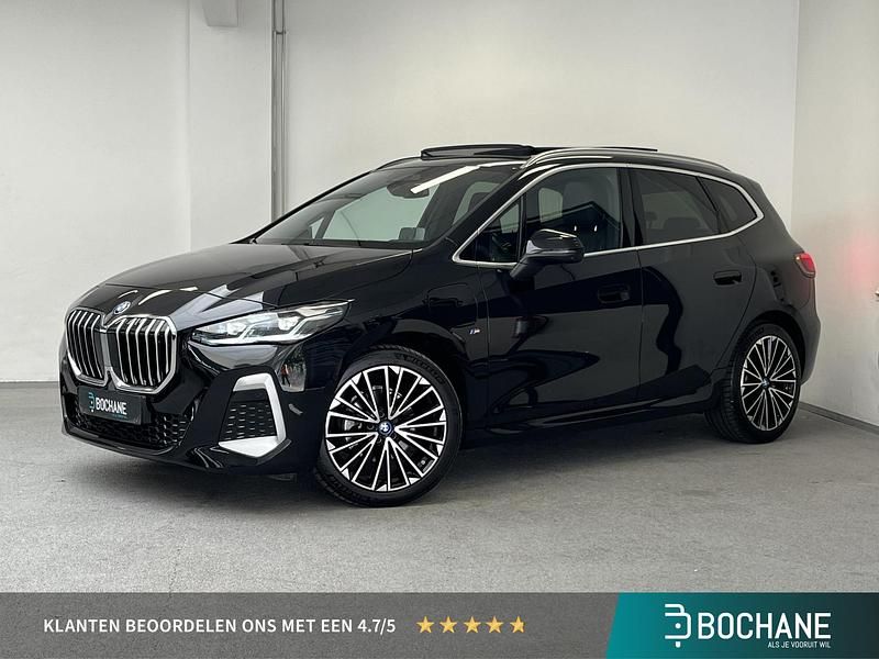 Blacksapphire metallic (475) (zwart metallic) Gebruikt 2023 BMW 225 Active Tourer M Sport MPV | € 33.900 (Goede deal) - Afbeelding 1/4