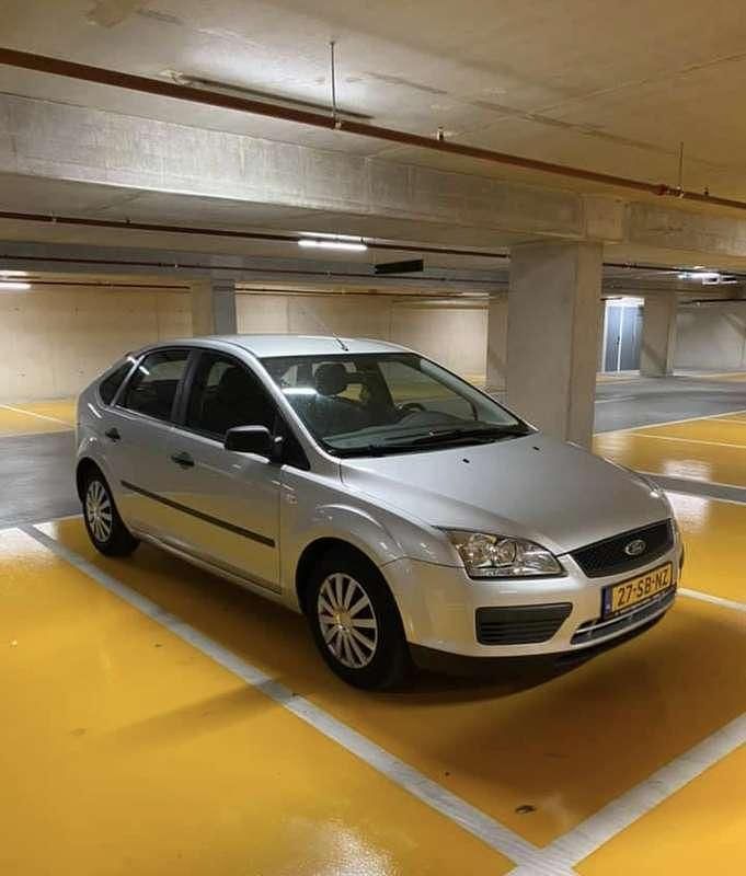 Grijs Gebruikt 2005 Ford Focus Hatchback | € 1.350 (Eerlijke prijs) - Afbeelding 1/4