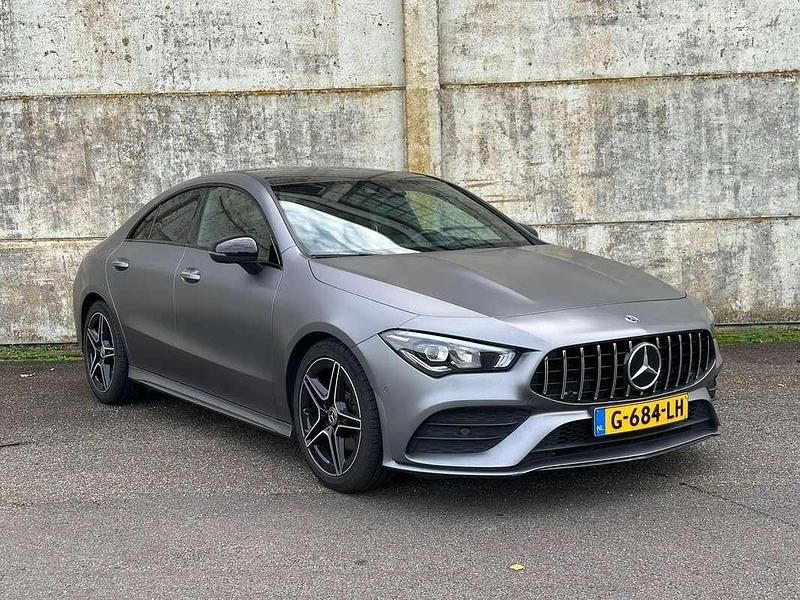 Grijs Occasion 2019 Mercedes CLA180 AMG line Sedan | € 26.499 (Iets duurder) - Afbeelding 1/4