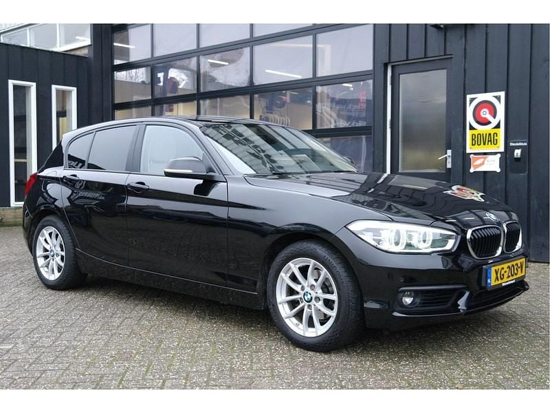 Zwart Occasion 2019 BMW 118 Executive Hatchback | € 13.999 (Goede deal) - Afbeelding 1/4